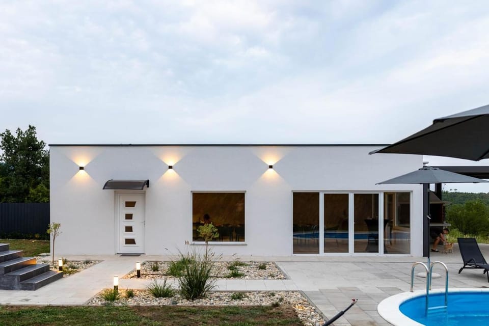 Property building, Day, Swimming pool, sunbed