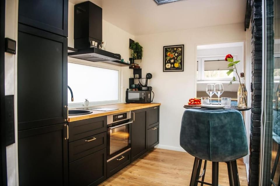 Coffee/tea facilities, Kitchen or kitchenette, Dining area, oven