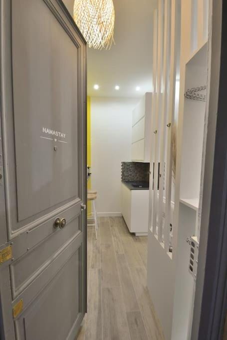 Tiny cosy studio NAMASTAY in trendy Canal St Martin area Apartment in Paris