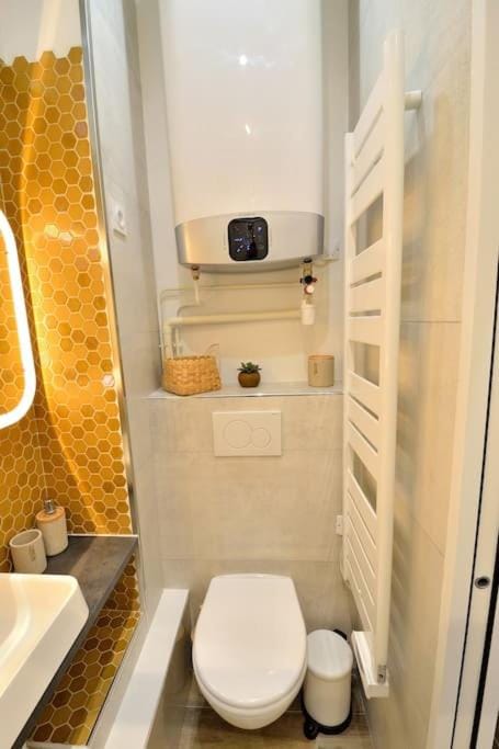 Tiny cosy studio NAMASTAY in trendy Canal St Martin area Apartment in Paris