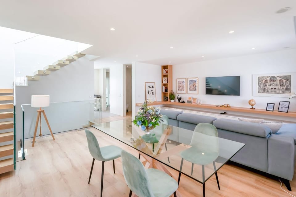 TV and multimedia, Living room, Seating area, Dining area