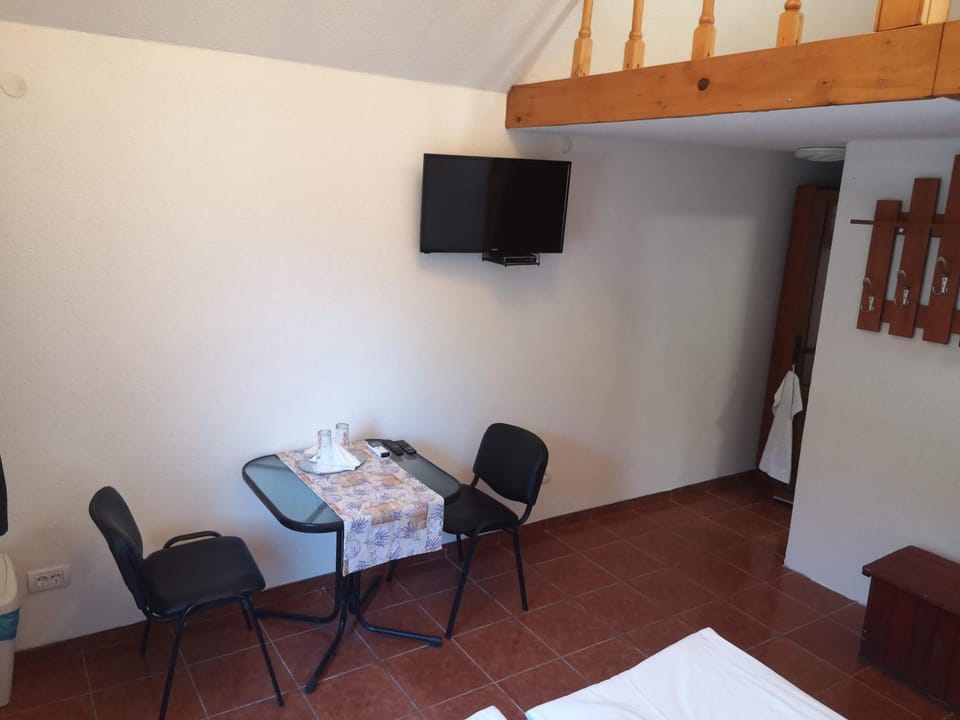 TV and multimedia, Seating area, Dining area, Bedroom
