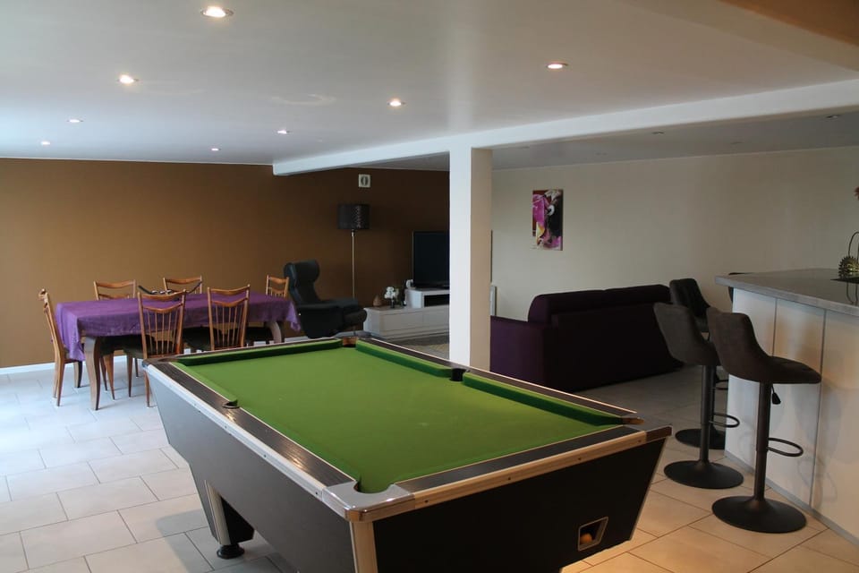 Billiard, Living room, Seating area