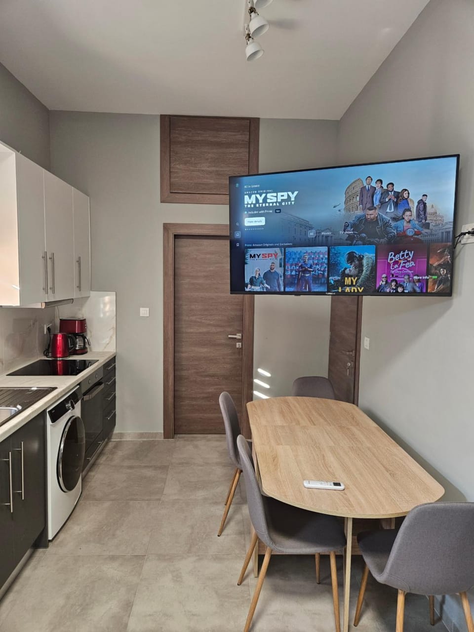 TV and multimedia, Dining area, oven, stove