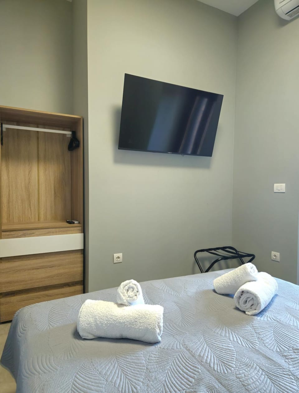 Bed, TV and multimedia, wardrobe