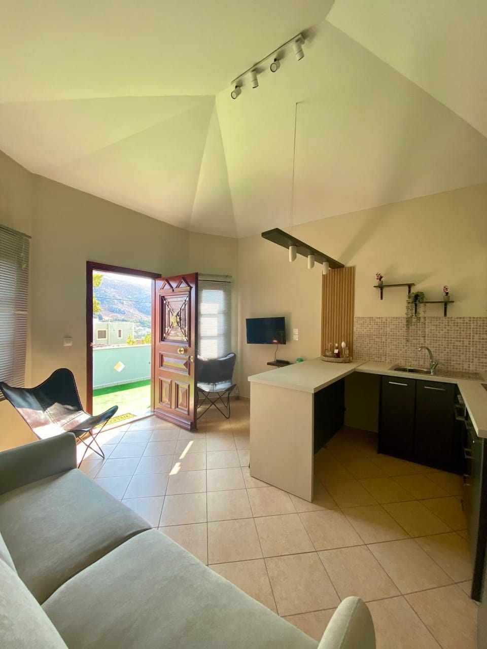 TV and multimedia, Kitchen or kitchenette, Living room, Seating area, Dining area, stove, kitchen