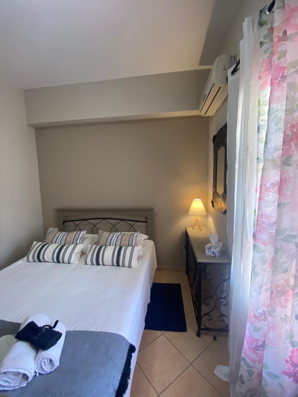 Photo of the whole room, Autumn, towels