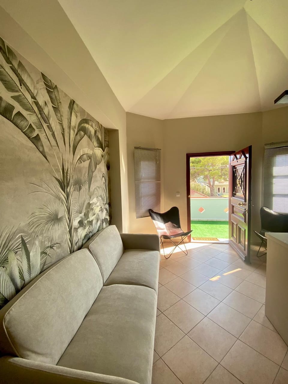 Facade/entrance, TV and multimedia, Living room, Seating area