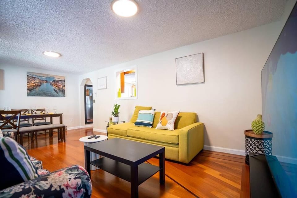 Spacious 5BR & 2BA House w Bathtub, Laundry, Kitchen near Stone Zoo 597 Apartment in Medford