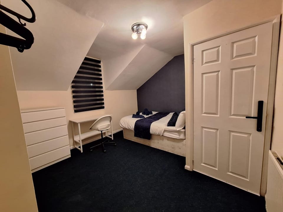 Bed, Photo of the whole room, Bedroom