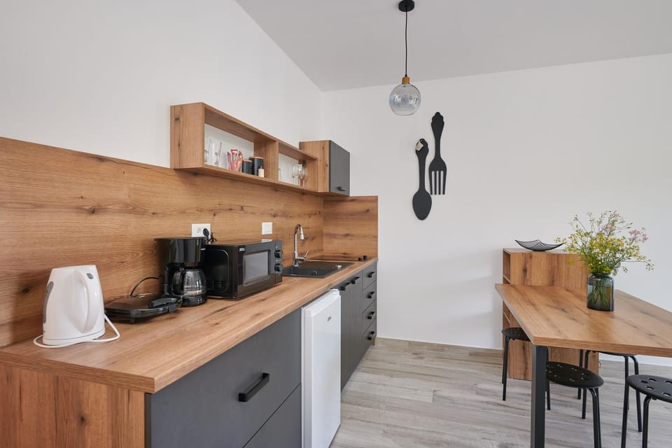 Coffee/tea facilities, Kitchen or kitchenette, Dining area, stove