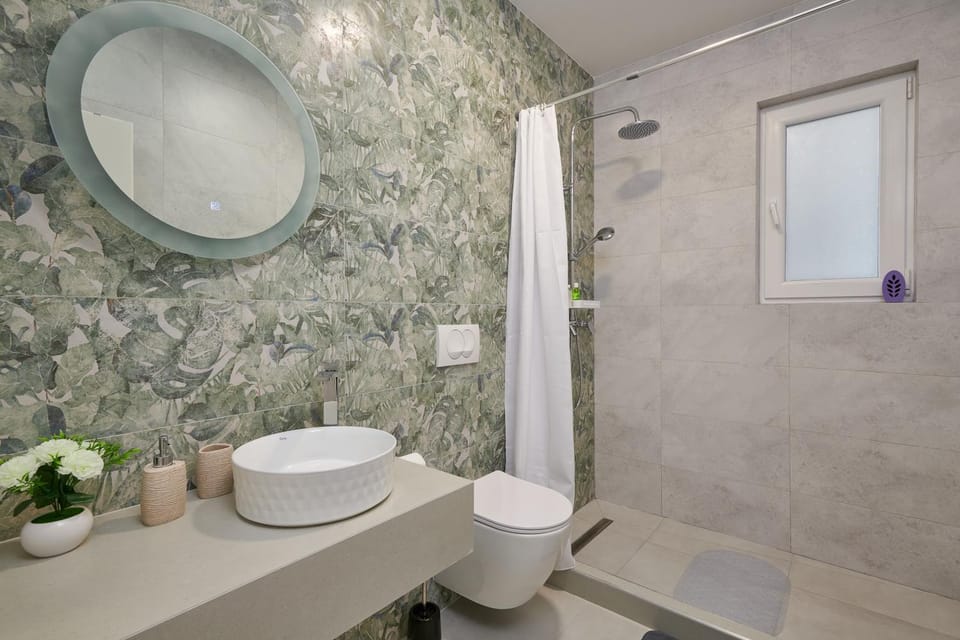 Shower, Toilet, Bathroom, towels