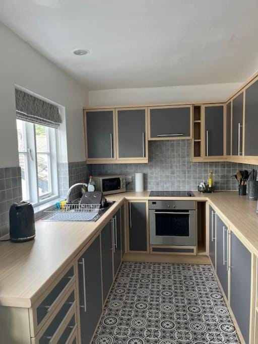 Artizana Suite - Luxury Village Location and Parking Apartment in England