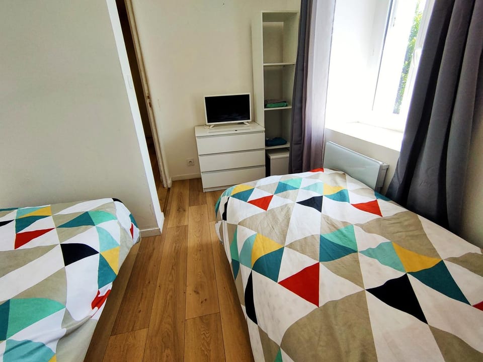 Bed, TV and multimedia, Photo of the whole room, Bedroom