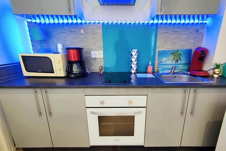 Kitchen or kitchenette, pet friendly, stove, toaster
