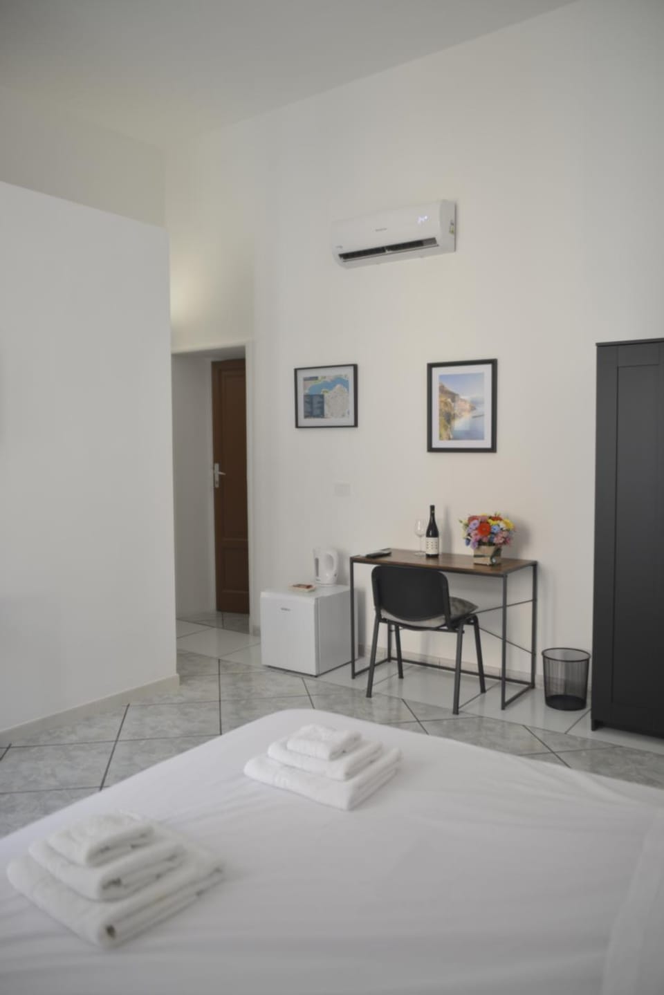 Bed, Photo of the whole room, Dining area, Bedroom, towels, air conditioner