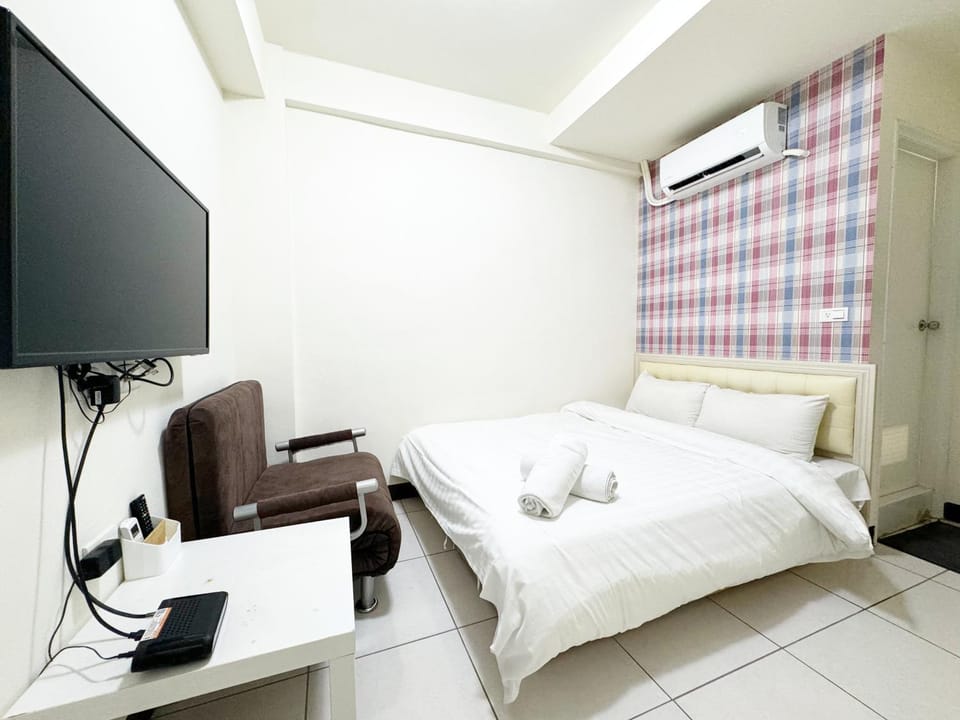 Bed, TV and multimedia, Photo of the whole room, Bedroom, towels, air conditioner