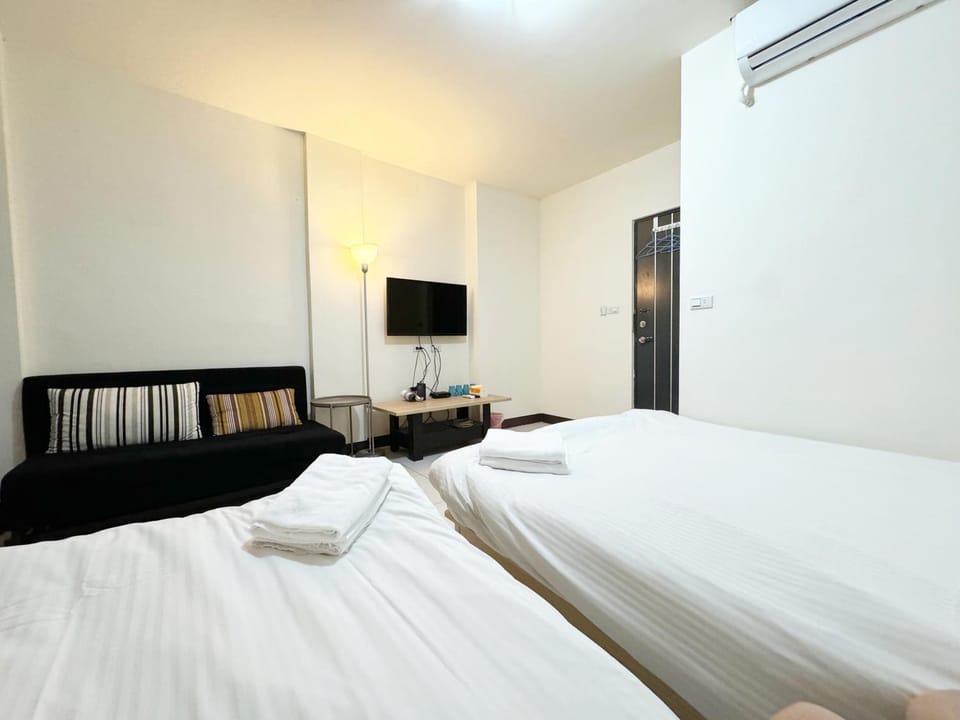 Bed, TV and multimedia, Photo of the whole room, towels, air conditioner