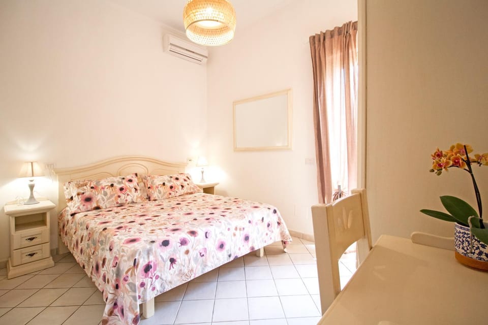 Bed, Photo of the whole room, Bedroom, air conditioner