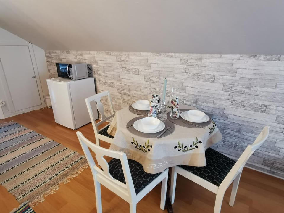 Kitchen or kitchenette, Living room, Dining area, oven