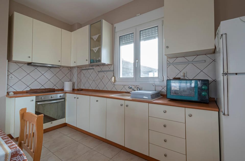 Kitchen or kitchenette, oven
