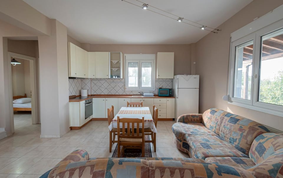 Kitchen or kitchenette, Living room, Seating area, Dining area, oven