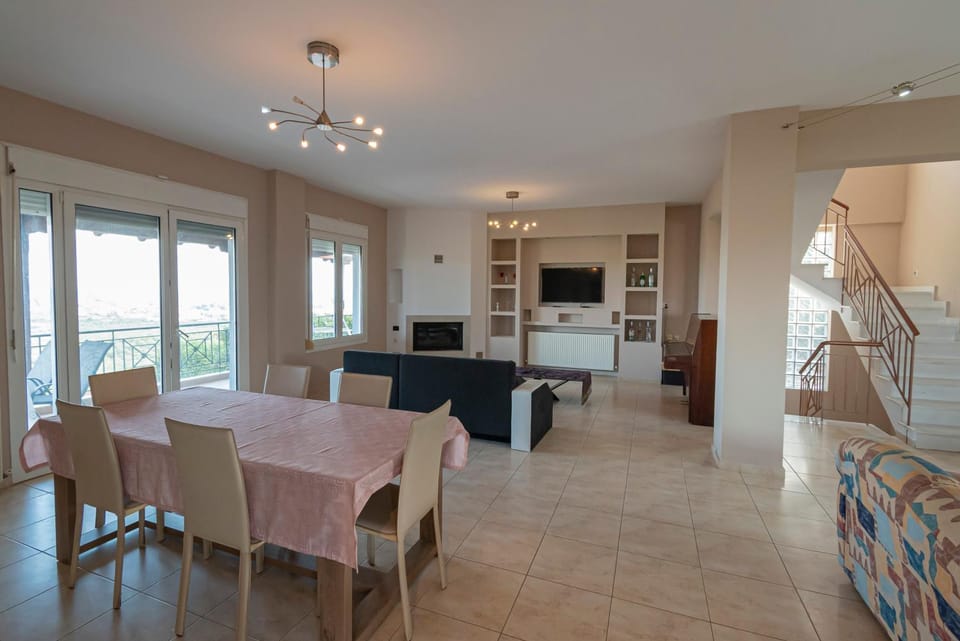 TV and multimedia, Kitchen or kitchenette, Living room, Seating area, Dining area