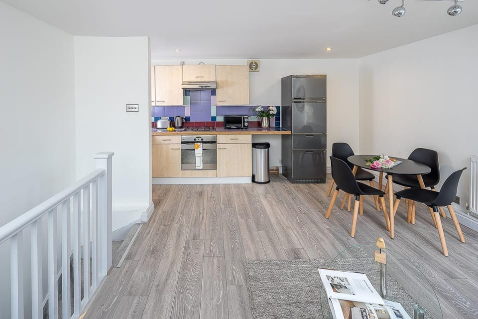 Kitchen or kitchenette, Dining area, oven