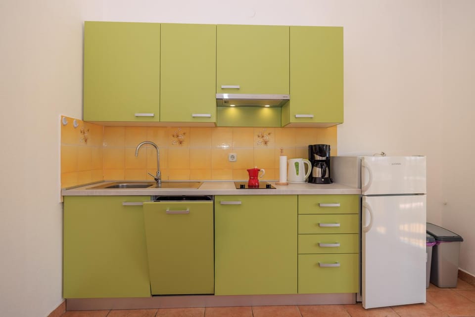 Coffee/tea facilities, Kitchen or kitchenette, stove