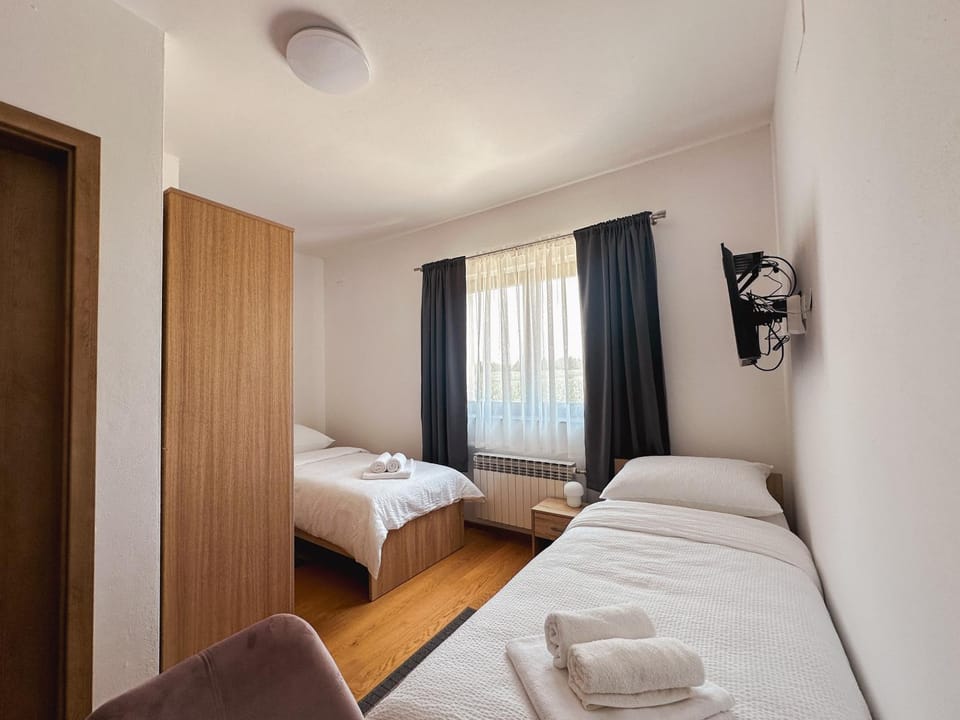 Bed, Photo of the whole room, Bedroom, towels