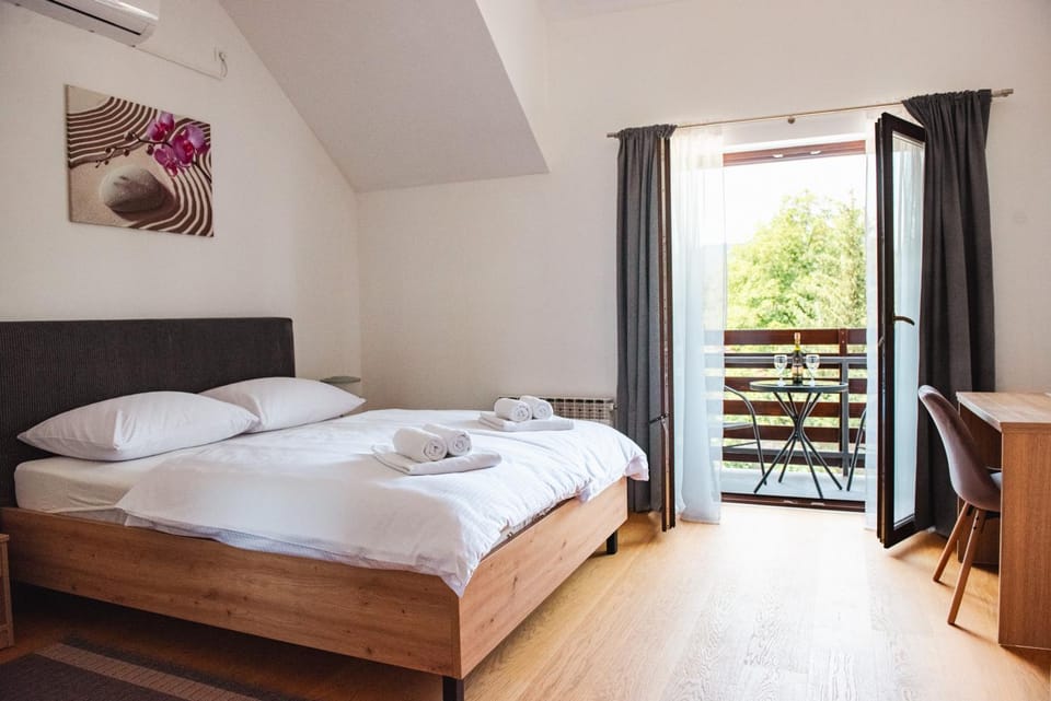 Bed, View (from property/room), Balcony/Terrace, Bedroom, towels, air conditioner