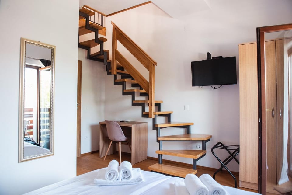 Bed, TV and multimedia, Bedroom