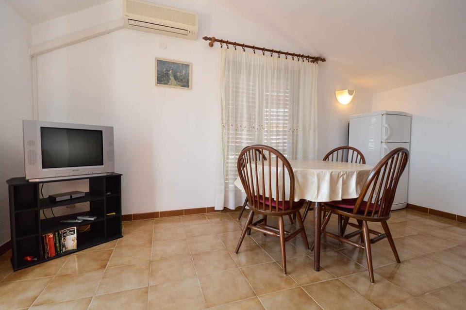 TV and multimedia, Living room, Dining area, air conditioner