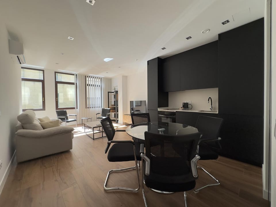 TV and multimedia, Kitchen or kitchenette, Living room, Seating area, Dining area