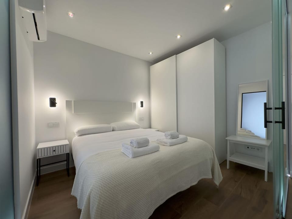 Bed, Photo of the whole room, Bedroom, air conditioner