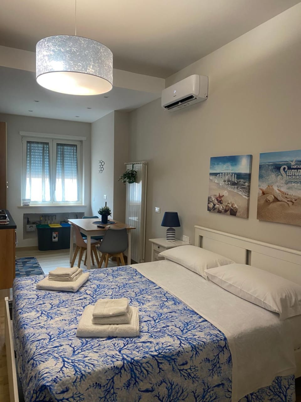 Bed, Dining area, Bedroom, towels, air conditioner