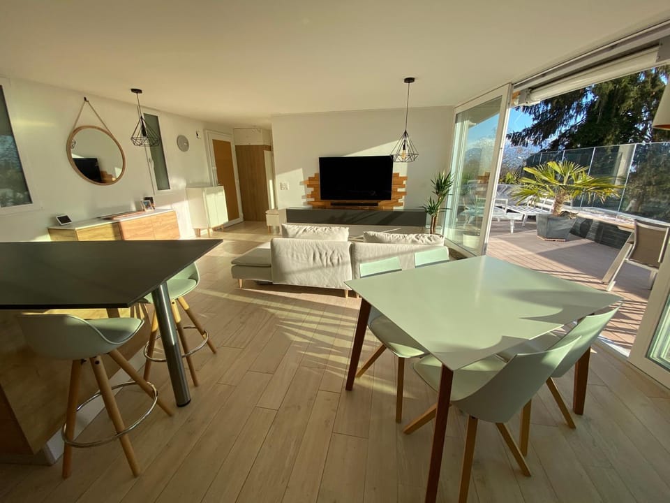 TV and multimedia, Dining area