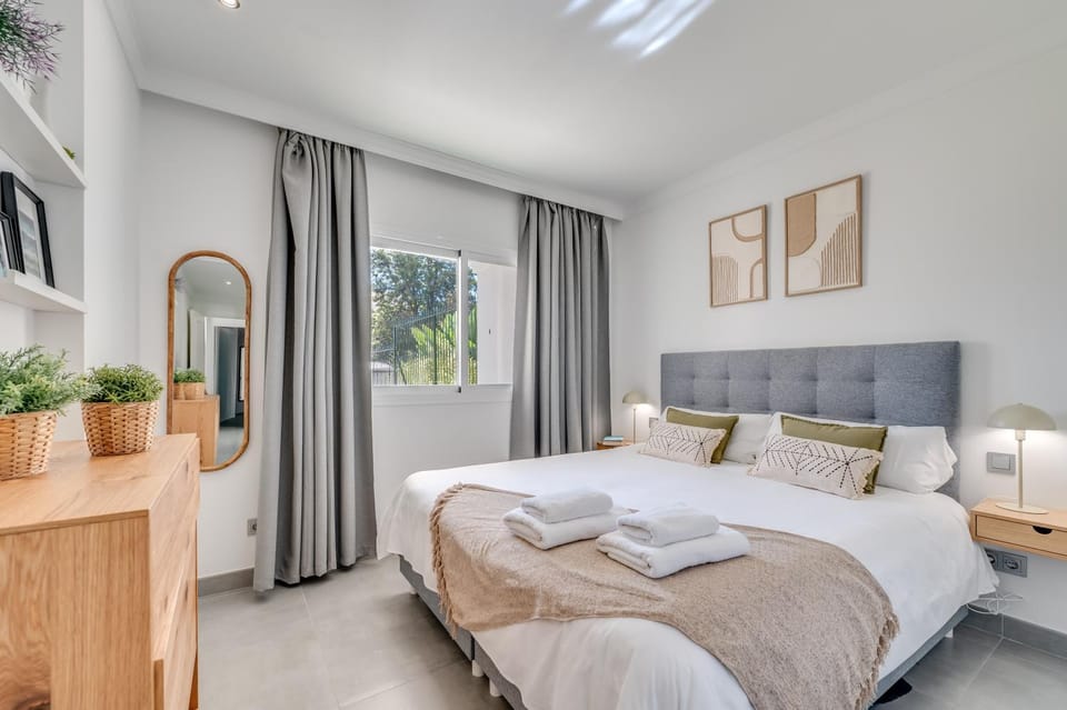 Bed, Bedroom, towels