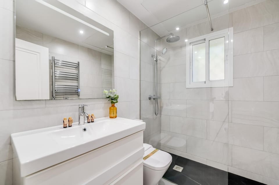 Shower, towels