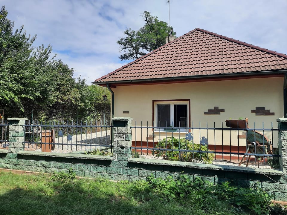 Property building, Patio, Balcony/Terrace