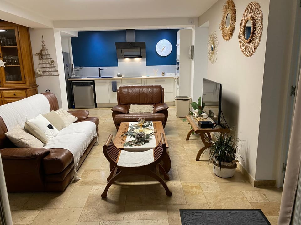 TV and multimedia, Kitchen or kitchenette, Living room, Seating area, Dining area
