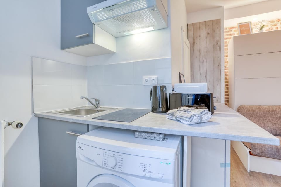 Kitchen or kitchenette, washing machine