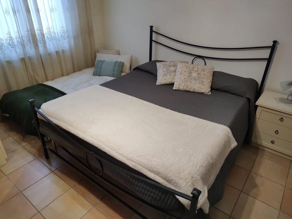 Bed, Bedroom, towels