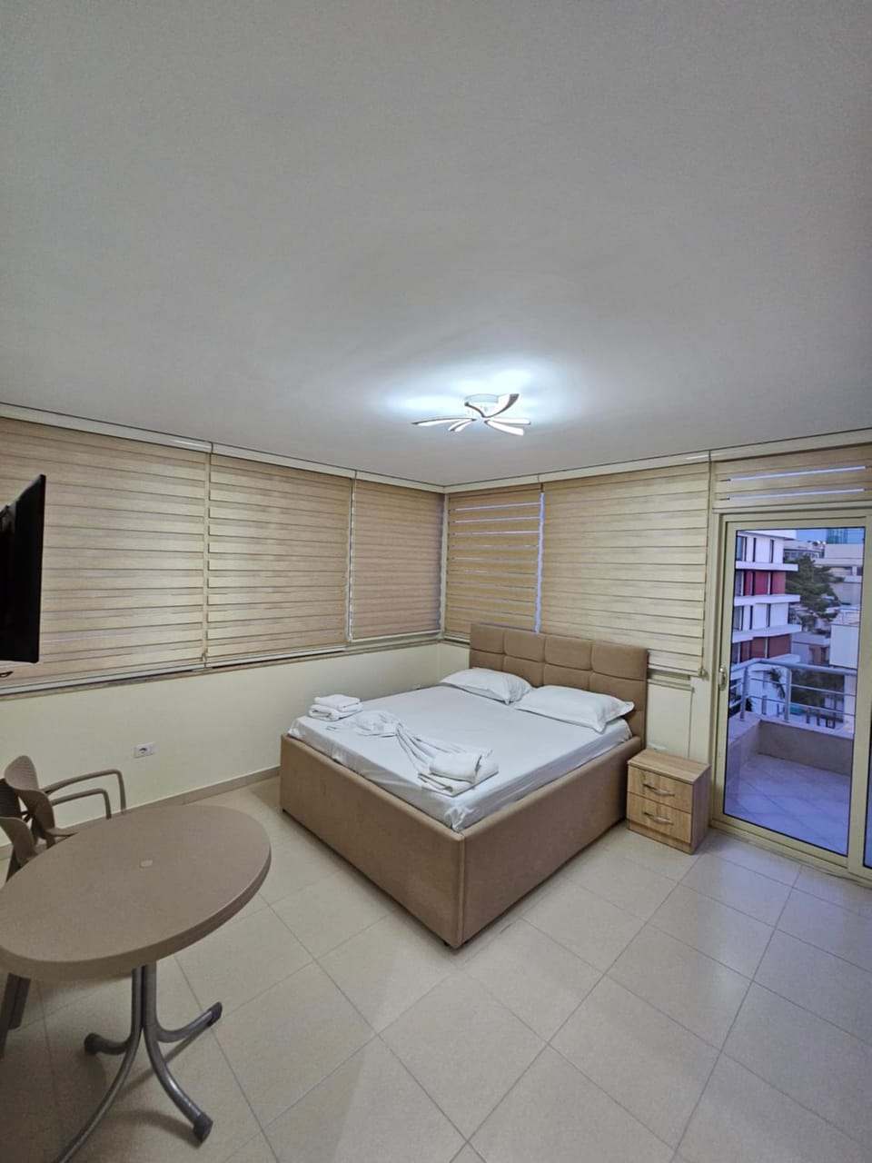 Bed, TV and multimedia, Photo of the whole room, Bedroom, hair dresser