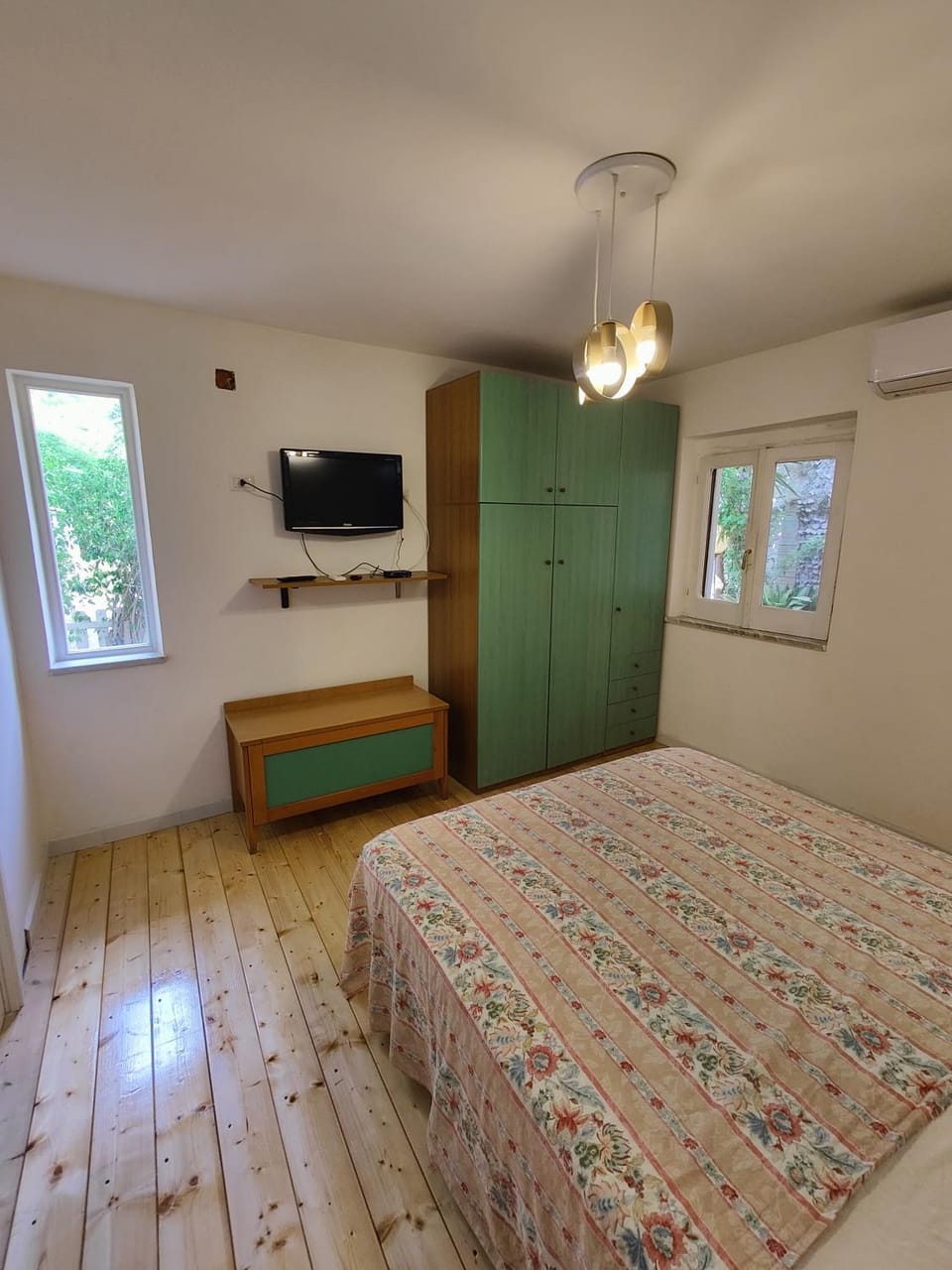 Bedroom, wardrobe, air conditioner