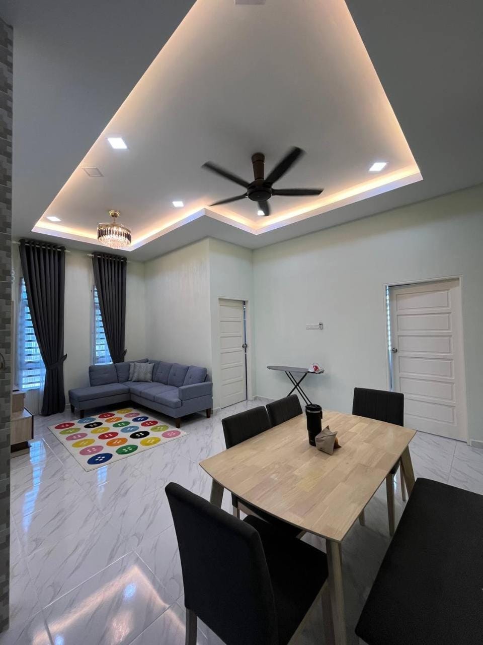Living room, Seating area, Dining area, fireplace