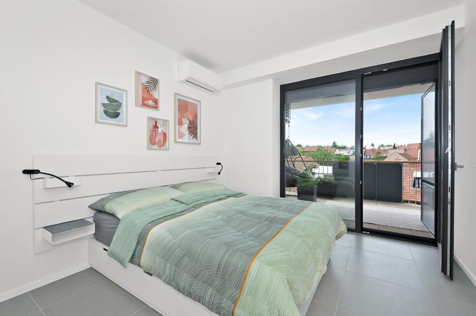 Bed, View (from property/room), Balcony/Terrace, Bedroom, air conditioner