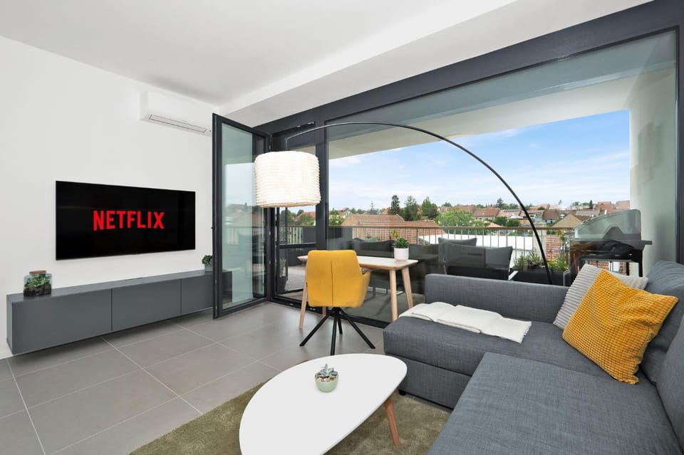 Communal lounge/ TV room, TV and multimedia, View (from property/room), Living room, Seating area