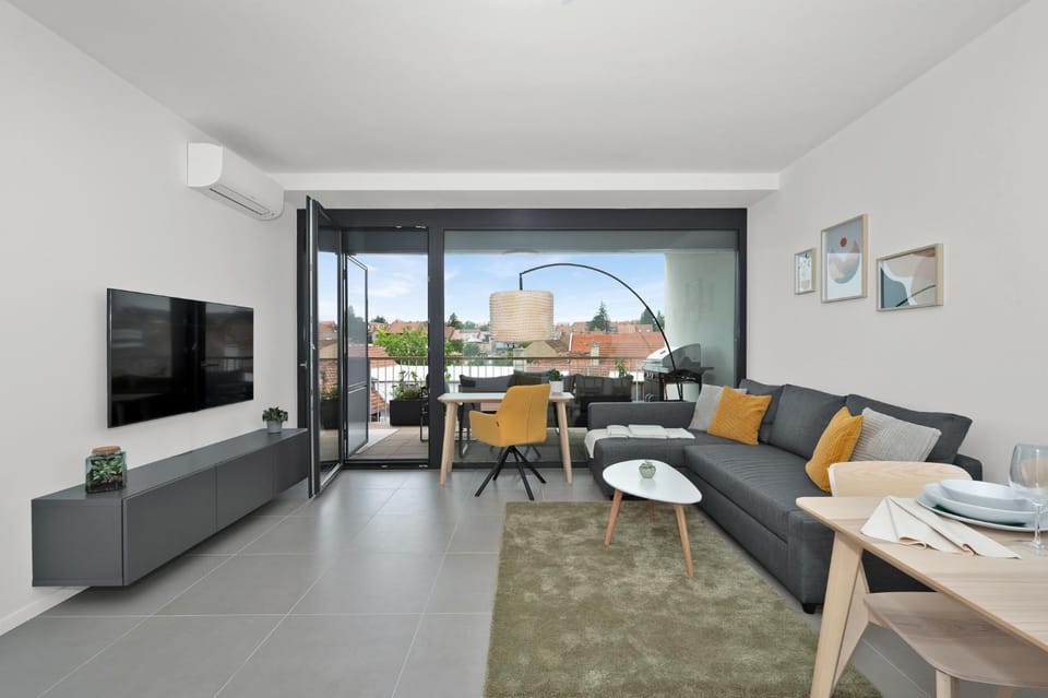 TV and multimedia, Living room, Seating area, Dining area, air conditioner
