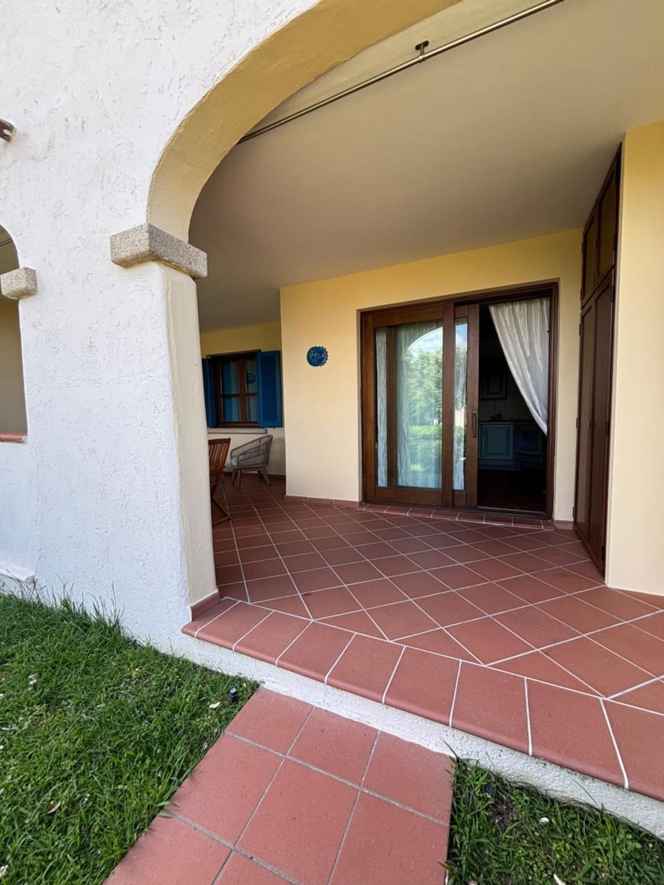 Property building, Patio, Facade/entrance, Day, Garden, Garden view